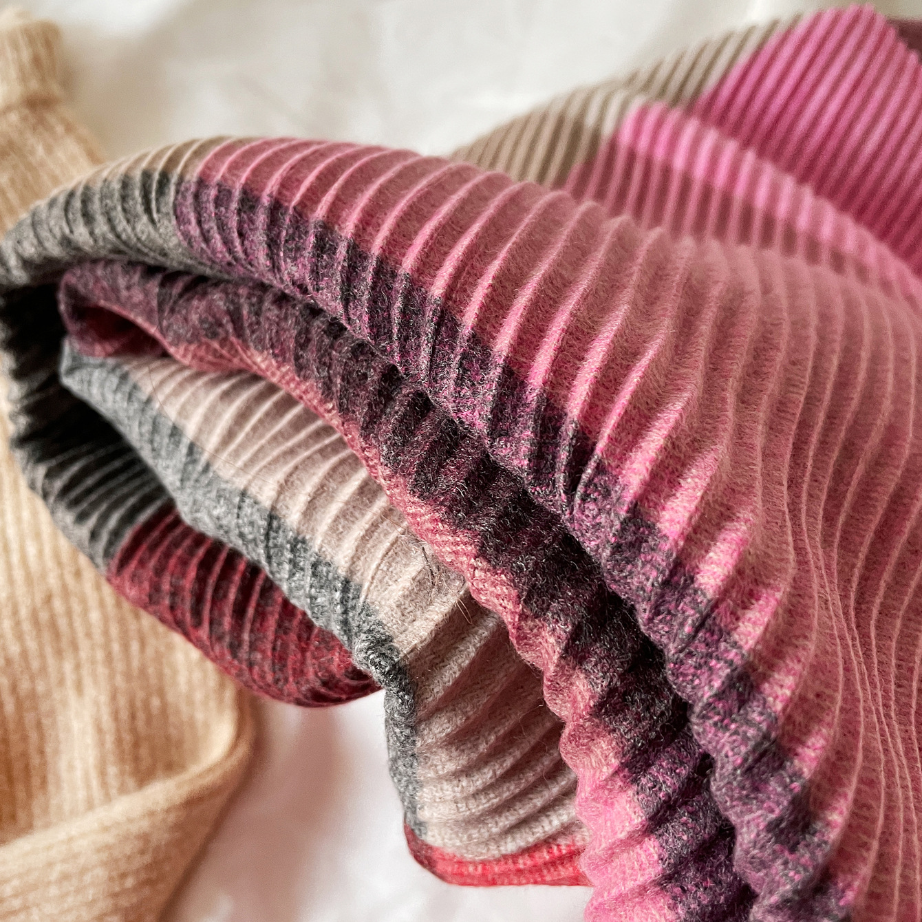 Versatile and comfortable knitted scarf, 180*34cm - Image 3